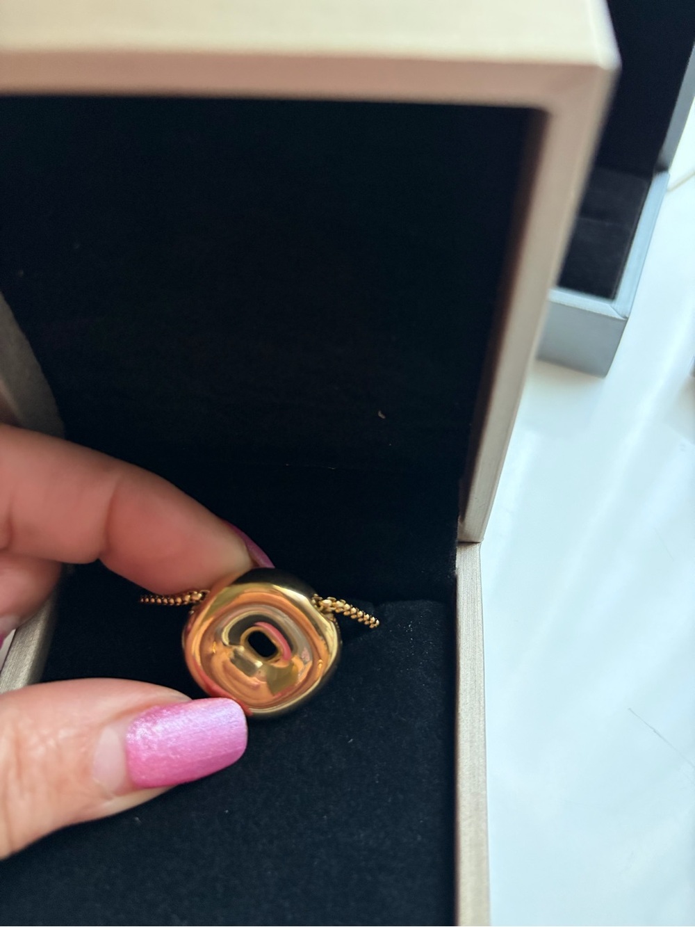 Gold Round Pendant Necklace - Elegant Women’s Jewelry - Picture 4 of 4